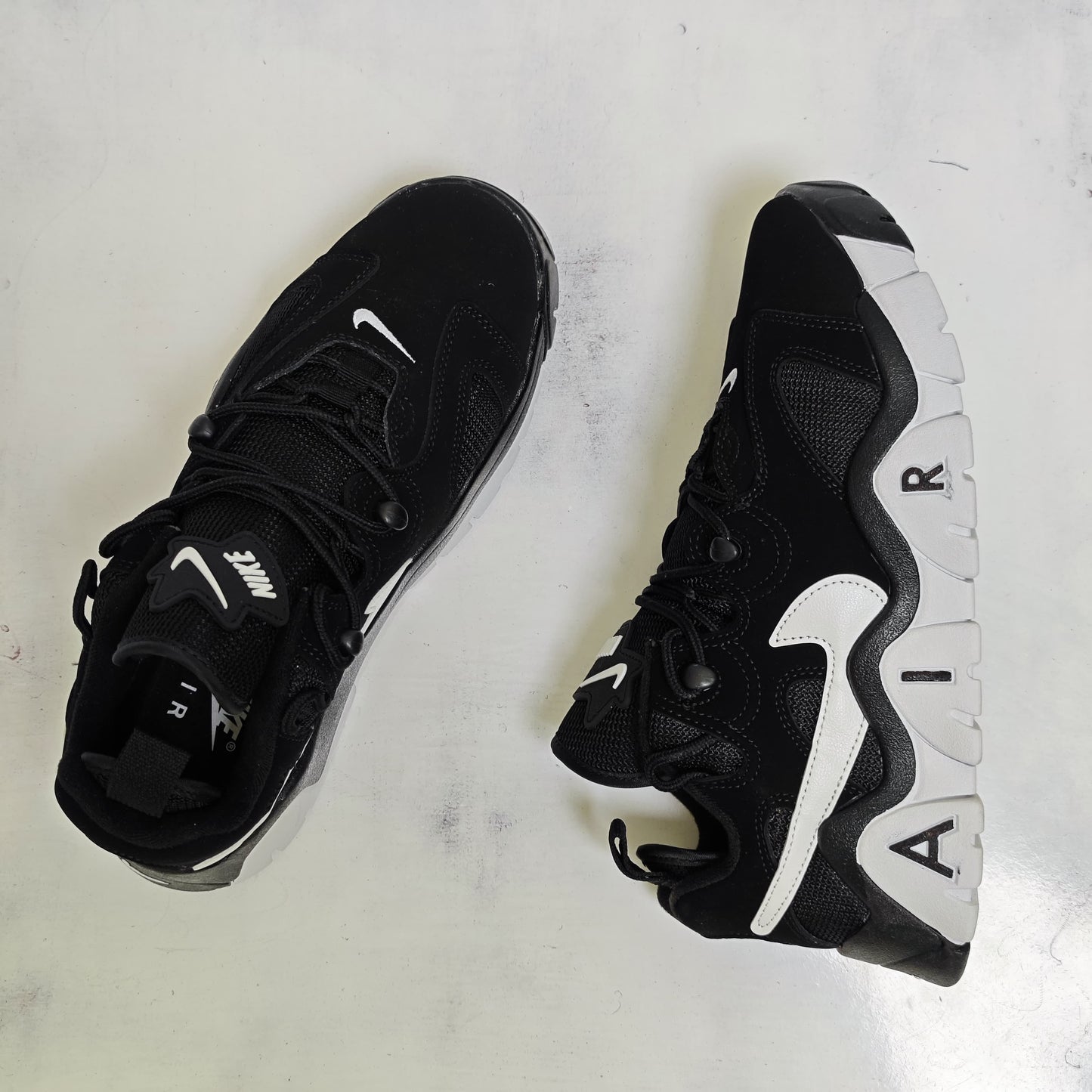 NKE AIR BARRAGE LOW BLACK WHITE