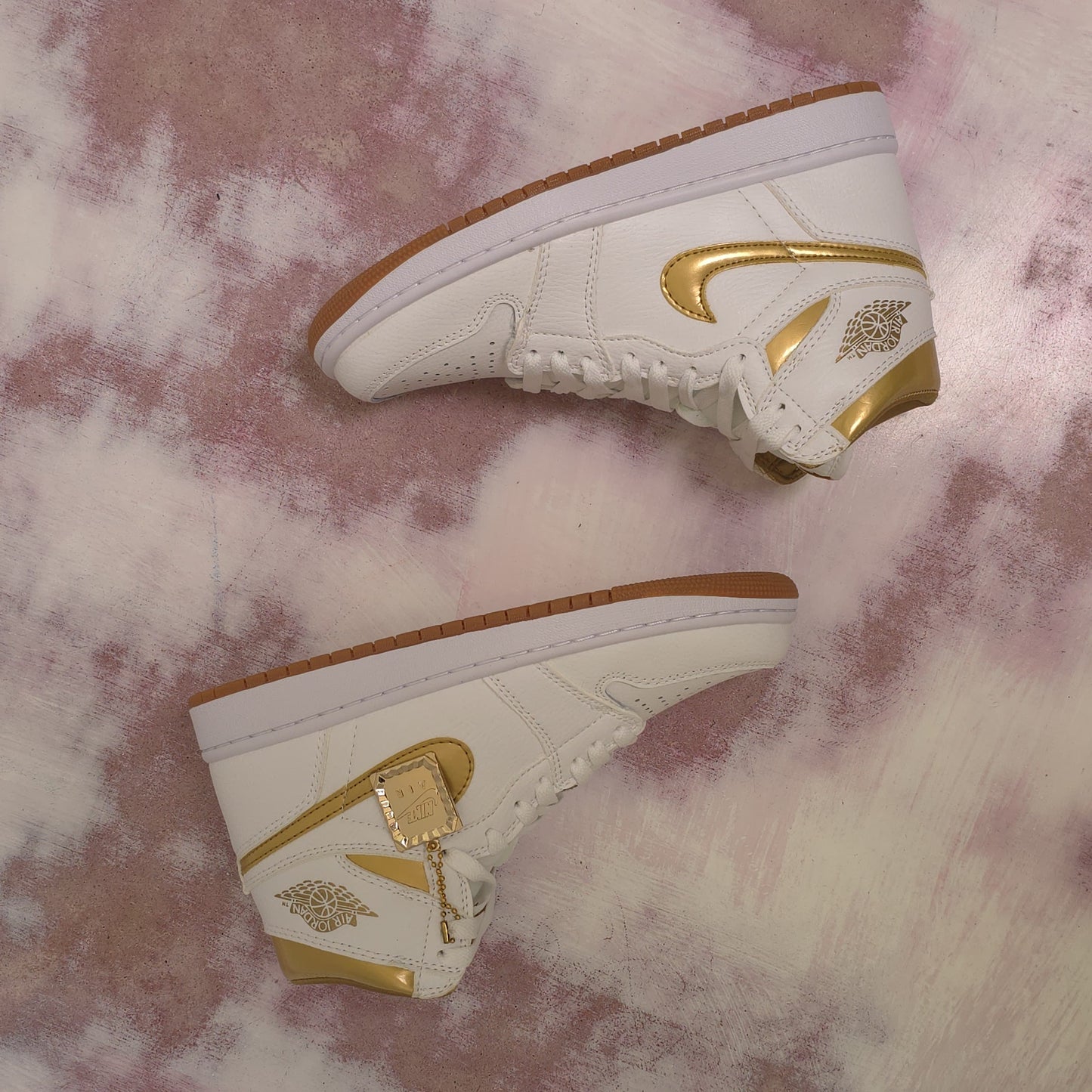 JRDN RETRO 1 METALLIC DORADO