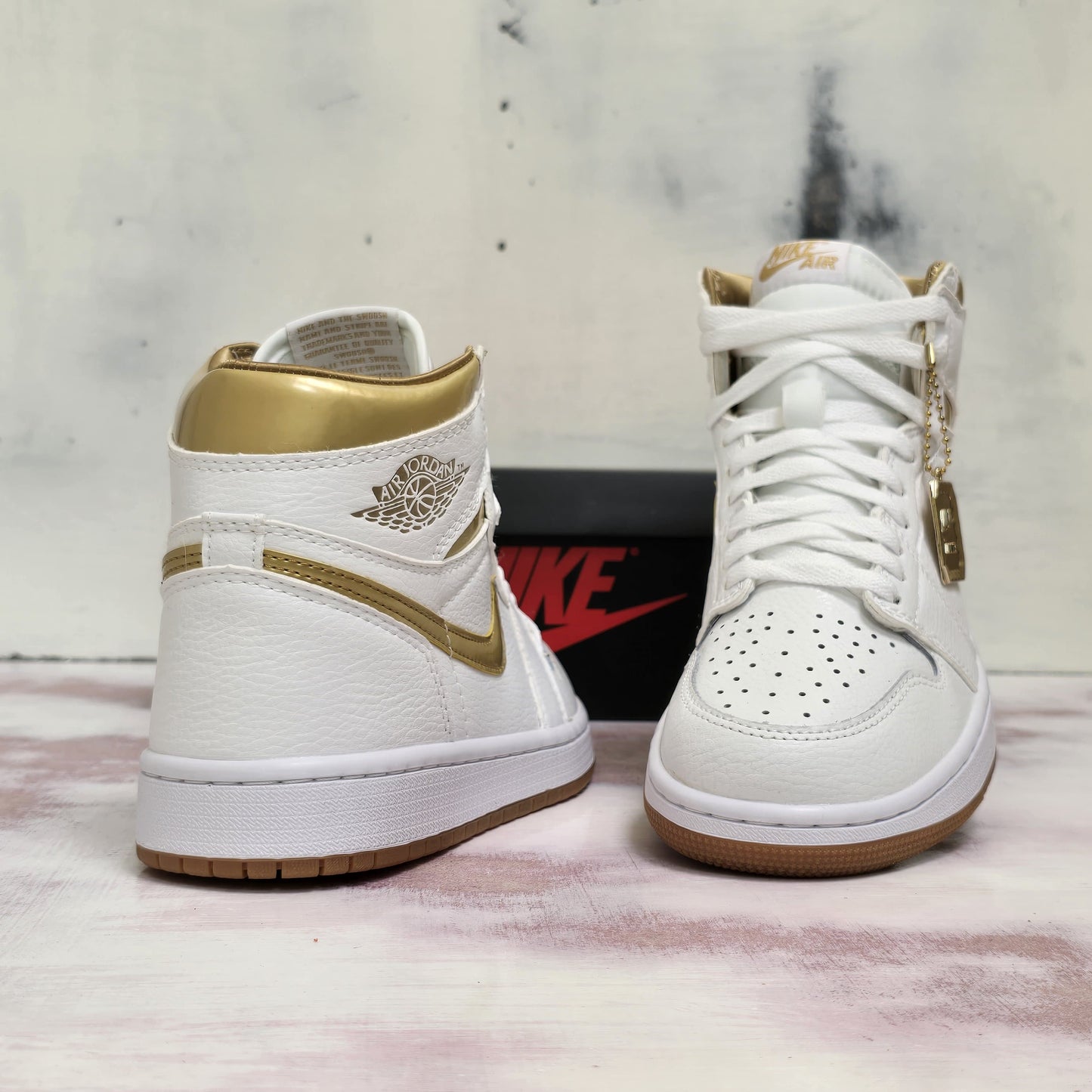 JRDN RETRO 1 METALLIC DORADO