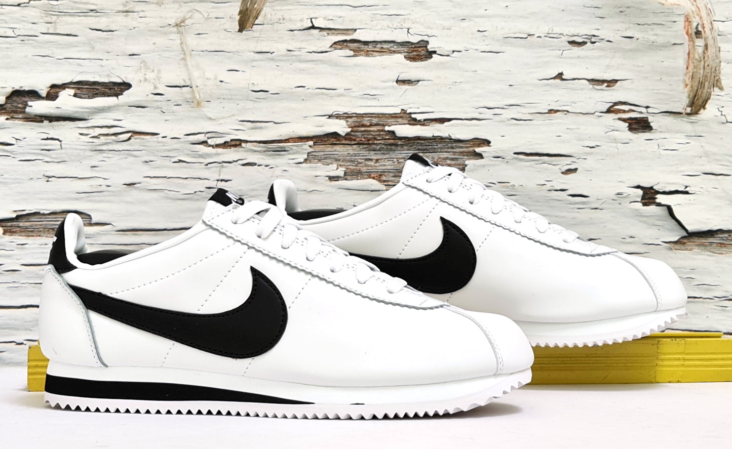 NKE CORTEZ WHITE & BLACK