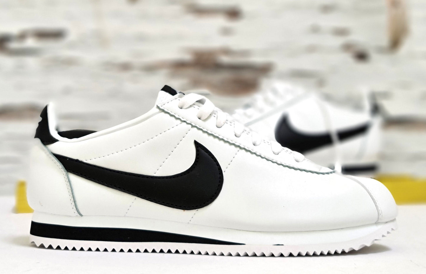 NKE CORTEZ WHITE & BLACK