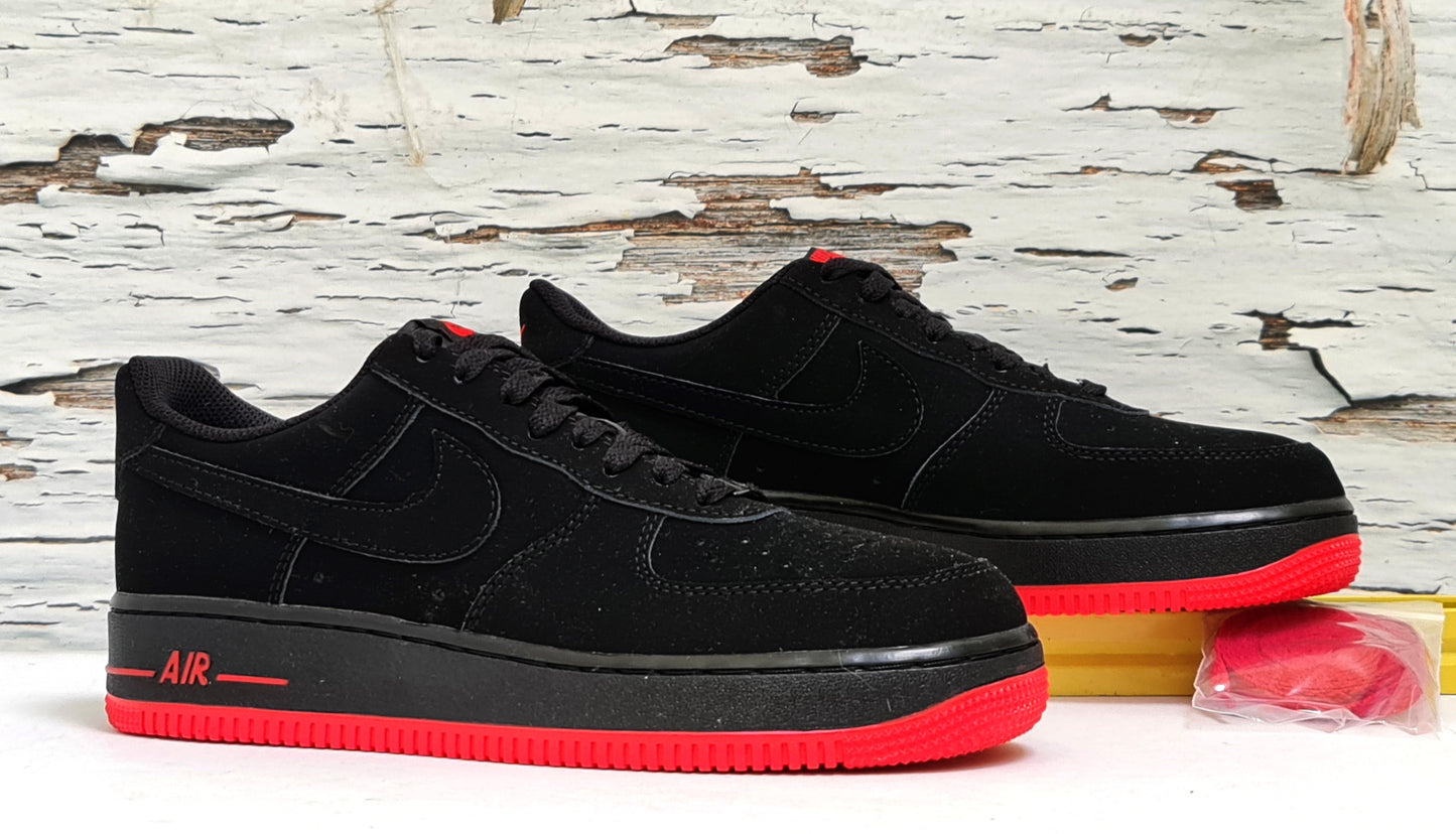 NKE AIR FORCE ONE SUEDE BLACK RED BOTTON