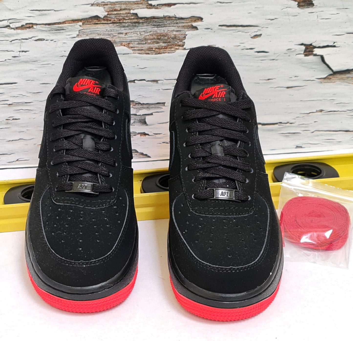 NKE AIR FORCE ONE SUEDE BLACK RED BOTTON