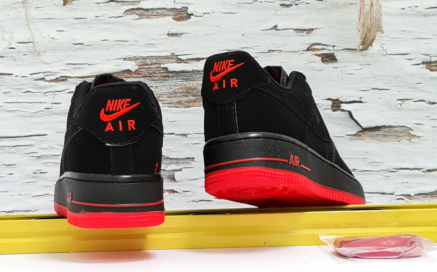 NKE AIR FORCE ONE SUEDE BLACK RED BOTTON