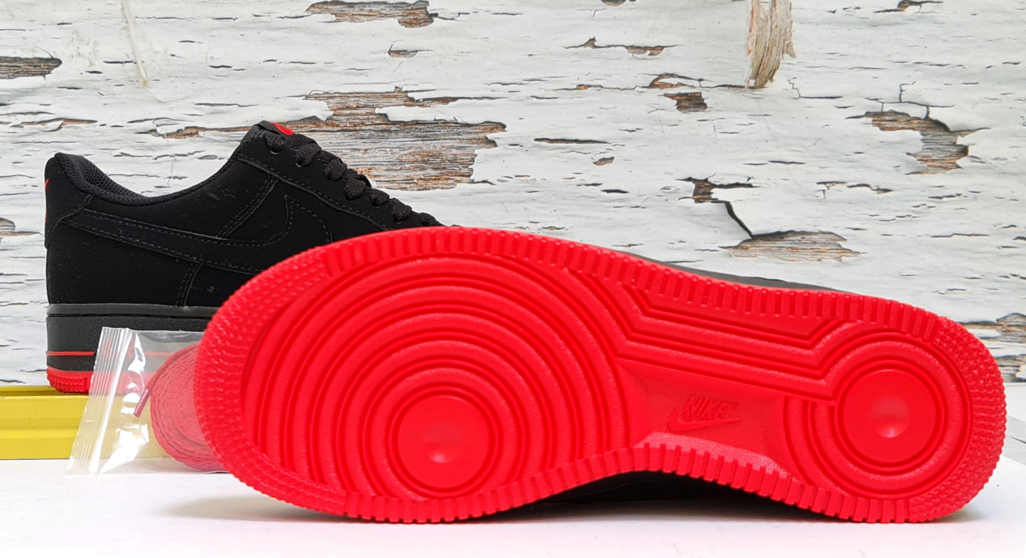 NKE AIR FORCE ONE SUEDE BLACK RED BOTTON