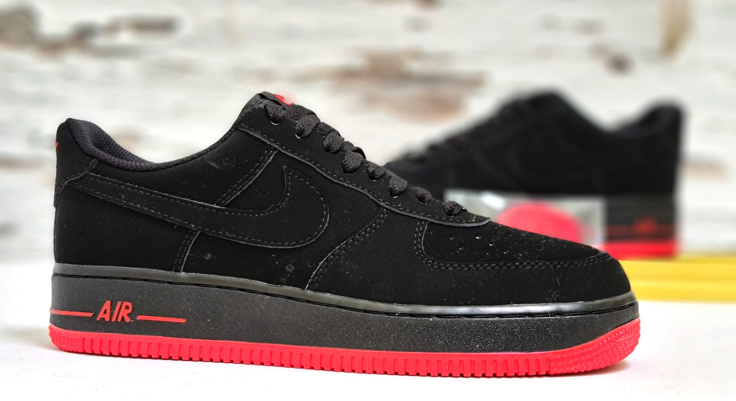 NKE AIR FORCE ONE SUEDE BLACK RED BOTTON