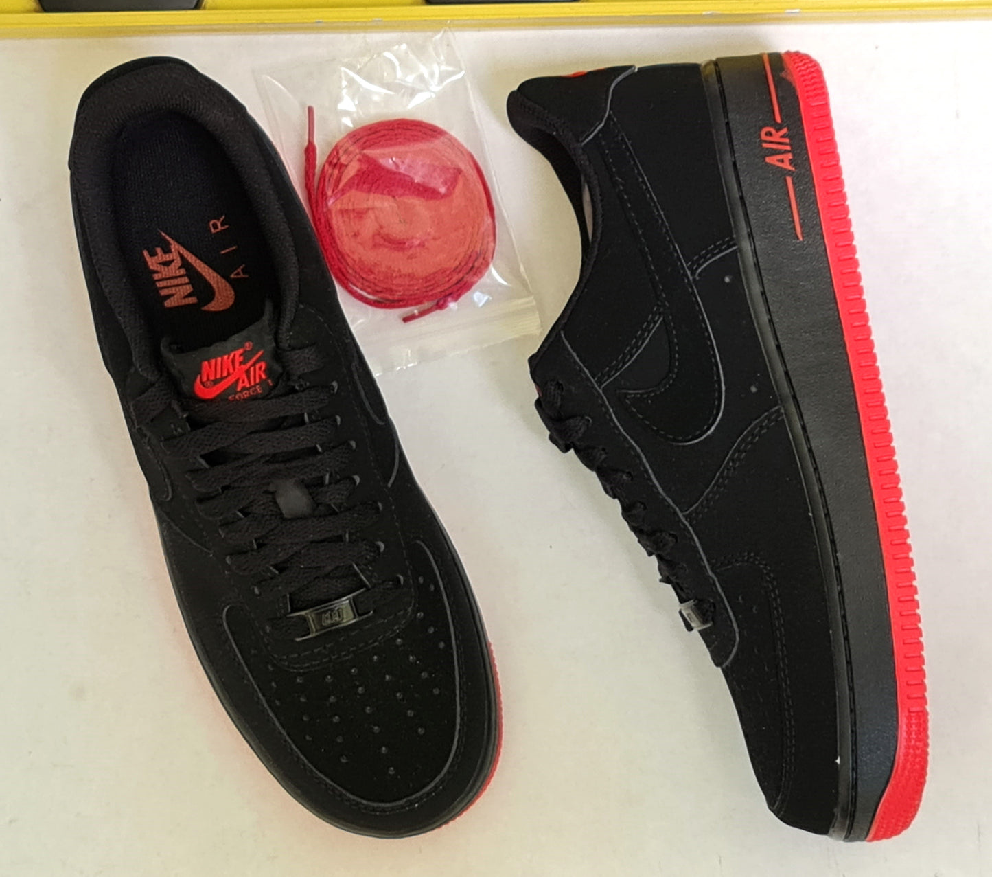 NKE AIR FORCE ONE SUEDE BLACK RED BOTTON