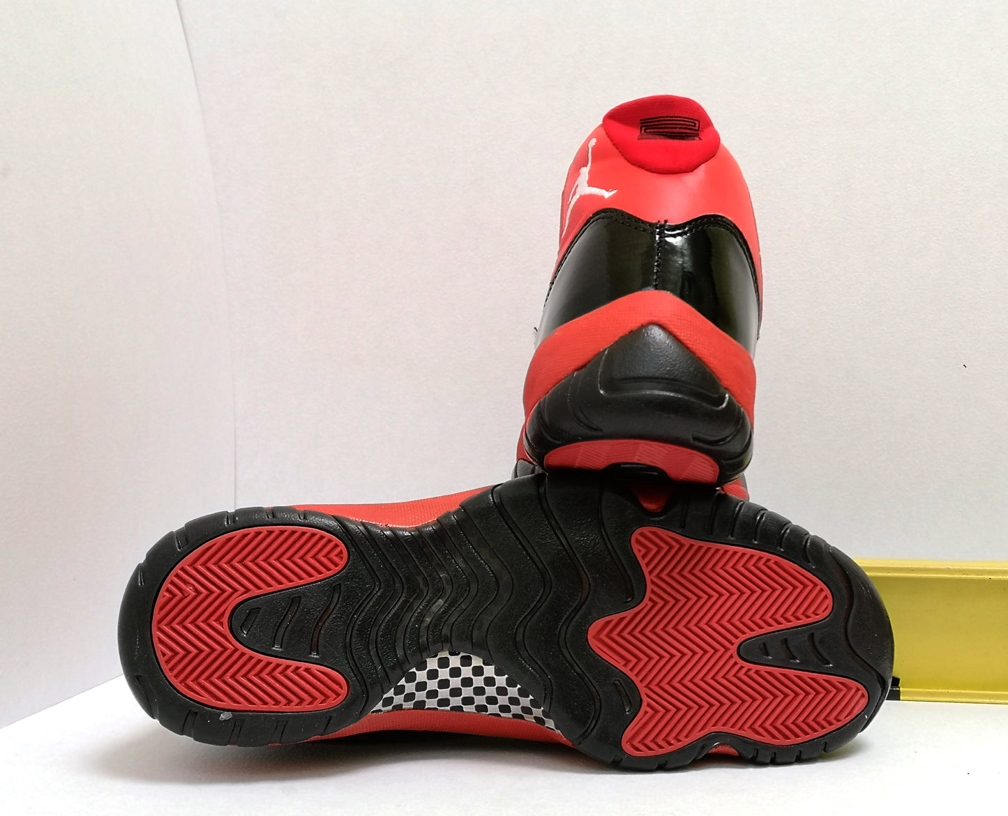 JRDN RETRO 11 RED BLACK