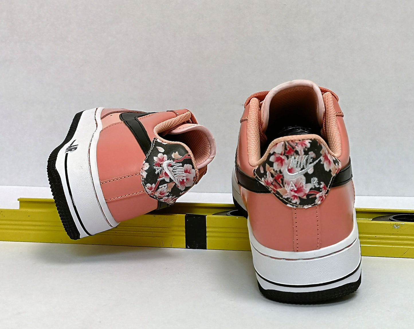 NKE AIR FORCE ONE CORAL FLOWERS