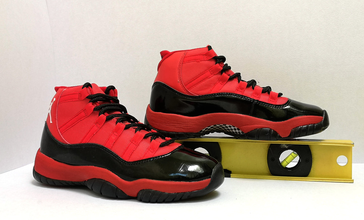 JRDN RETRO 11 RED BLACK